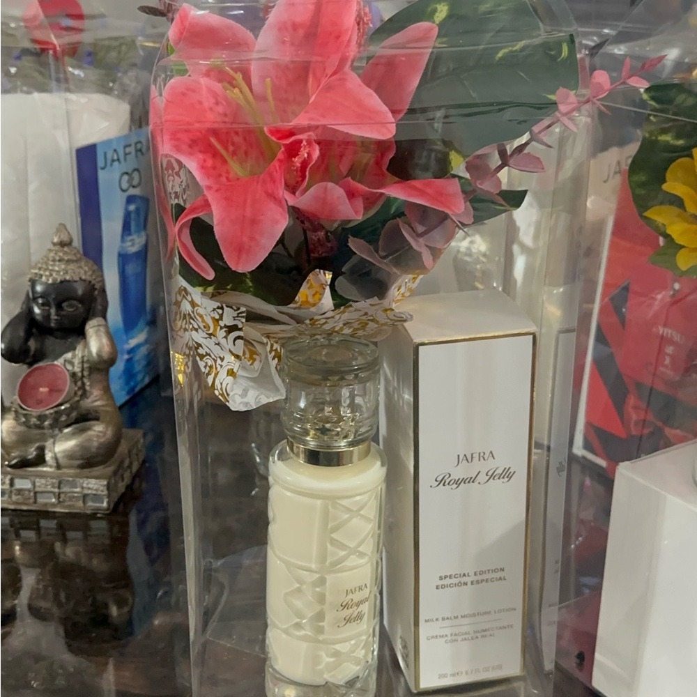 JAFRA Royal Jelly Gift Set with Pink Floral Accent
